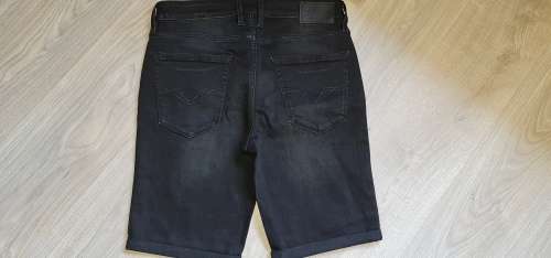 100% Original Guess Jeans Shorts Size 32 (Retail R799)