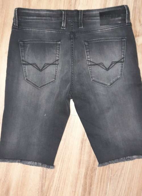 100% Original Guess Jeans Shorts Size 32 (Retail R799)