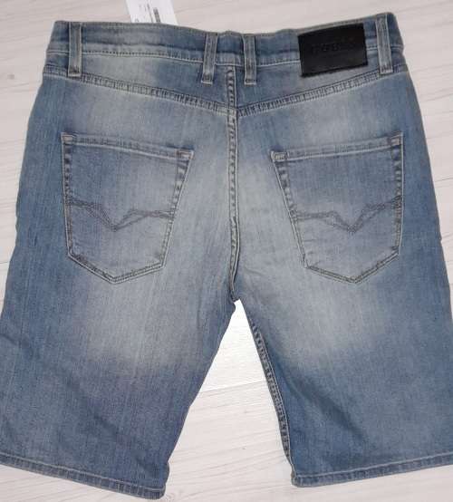 100% Original Guess Jeans Shorts Size 32 (Retail R799)