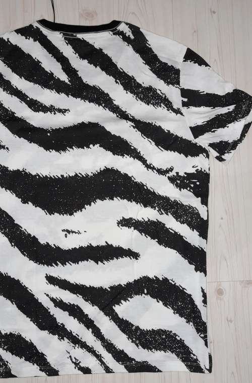 100% Original Mens Guess T-Shirt - Large (Retail R599)