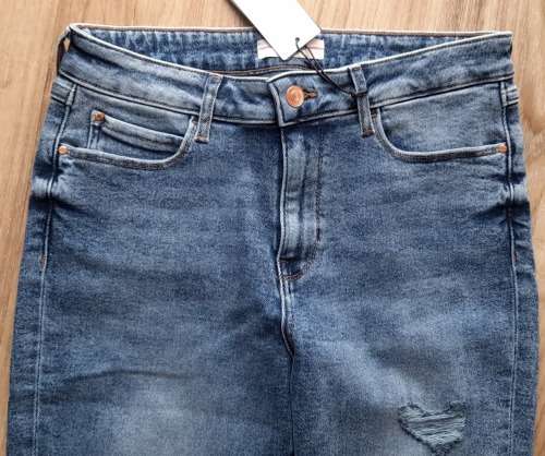 100% Original Guess Ladies Jeans- Guess Size 24 (SA Size 30) RETAIL R999