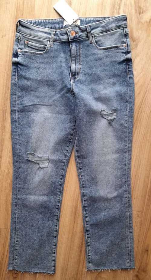 100% Original Guess Ladies Jeans- Guess Size 24 (SA Size 30) RETAIL R999
