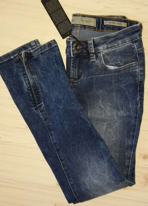 100% Original Guess Ladies Jeans - Guess Size 26 (SA Size 32) RETAIL R999 (Beverly Skinny)