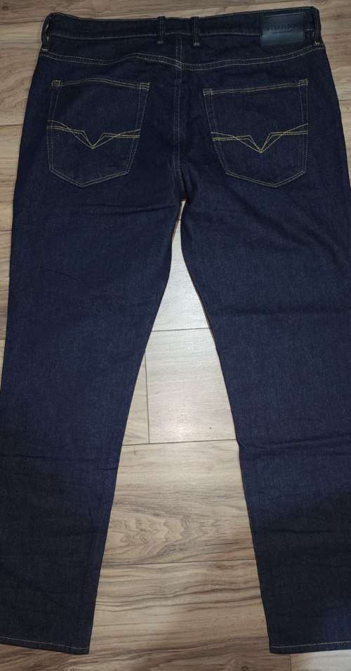 Guess Jeans - Men`s Slim Tapered Jeans Size : 38 (Retail R1299)