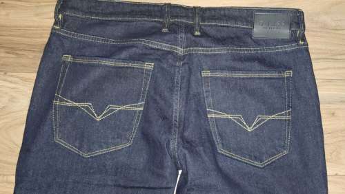 Guess Jeans - Men`s Slim Tapered Jeans Size : 38 (Retail R1299)