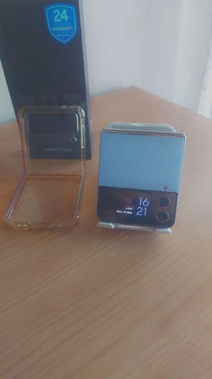 Samsung Z Flip 4 - 256gb - Boxed 9.5 out of 10