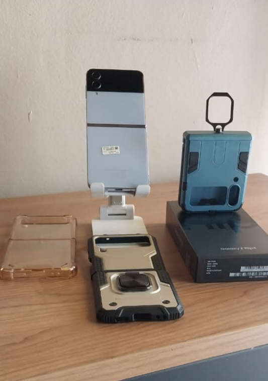 Samsung Z Flip 4 - 256gb - Boxed 9.5 out of 10