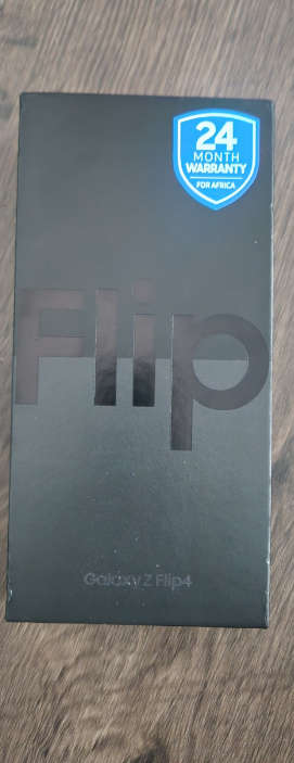 Samsung Z Flip 4 - 256gb - Boxed 9 out of 10