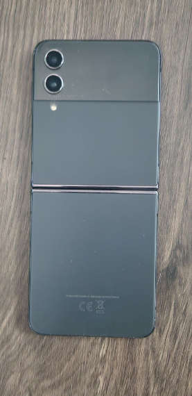 Samsung Z Flip 4 - 256gb - Boxed 9 out of 10