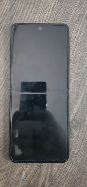 Samsung Z Flip 4 - 256gb - Boxed 9 out of 10