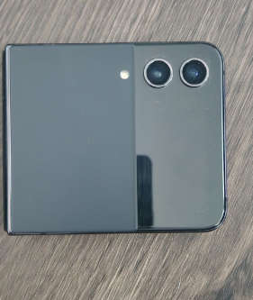 Samsung Z Flip 4 - 256gb - Boxed 9 out of 10