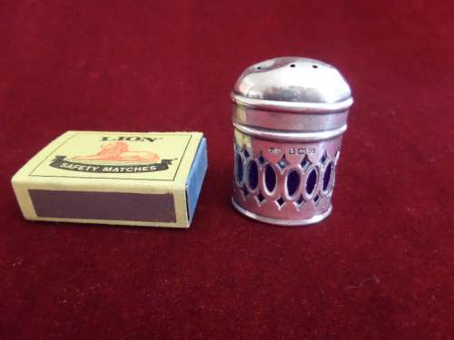 Birmingham Hallmarked Silver 1931-1932 Pepper Holder with blue glass inner