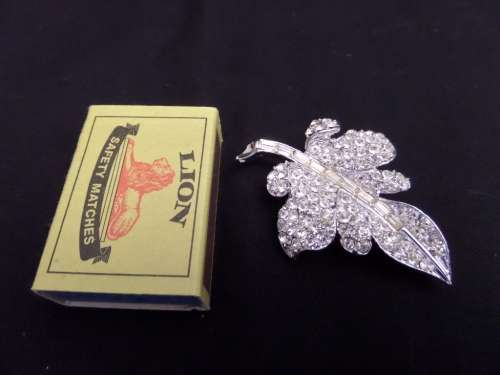 Antique Costume Jewellery Brooch (leaf)