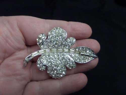 Antique Costume Jewellery Brooch (leaf)