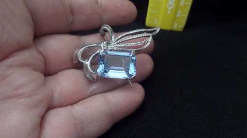 Stunning 9 ct White Gold Brooch with a Beautiful big Aquamarine Stone (Totaal 11.6grams)