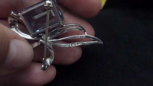 Stunning 9 ct White Gold Brooch with a Beautiful big Aquamarine Stone (Totaal 11.6grams)