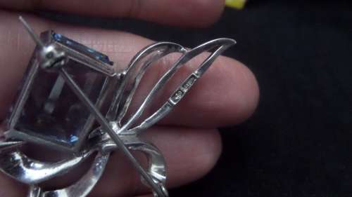 Stunning 9 ct White Gold Brooch with a Beautiful big Aquamarine Stone (Totaal 11.6grams)