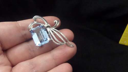 Stunning 9 ct White Gold Brooch with a Beautiful big Aquamarine Stone (Totaal 11.6grams)