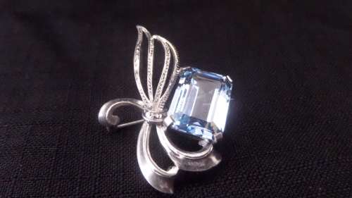 Stunning 9 ct White Gold Brooch with a Beautiful big Aquamarine Stone (Totaal 11.6grams)