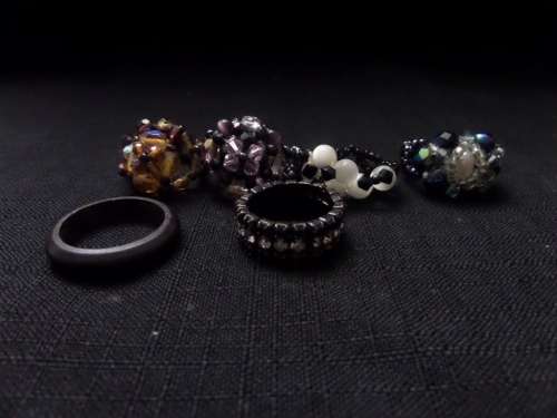5 x Rings made with beads and 1 other (bid for the lot)