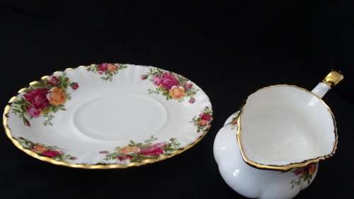 Royal Albert Old Country Roses 1962 Gravy Boat in Excellent Condition