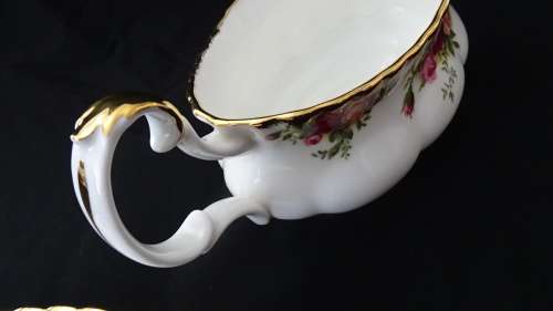 Royal Albert Old Country Roses 1962 Gravy Boat in Excellent Condition