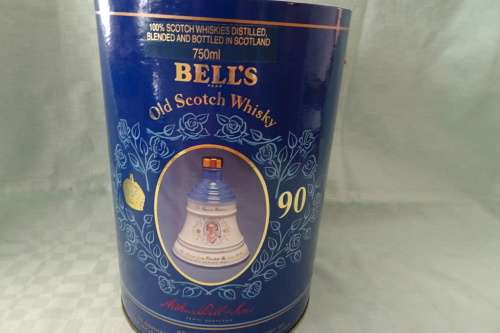 Bells Old Scotch Whisky - 750ml 1990 -The Ninetieth Birthday of Her Majesty Queen  - Sealed and Full