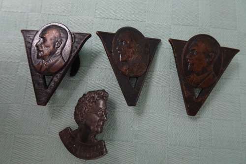 WW2  3 x Jan Smuts and 1 x Isie Smuts 22nd Des. 1944  Victory Badges (Bid for the lot)