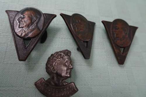 WW2  3 x Jan Smuts and 1 x Isie Smuts 22nd Des. 1944  Victory Badges (Bid for the lot)