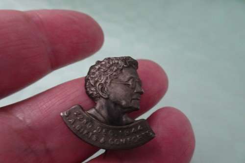 WW2  3 x Jan Smuts and 1 x Isie Smuts 22nd Des. 1944  Victory Badges (Bid for the lot)