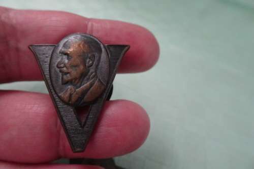 WW2  3 x Jan Smuts and 1 x Isie Smuts 22nd Des. 1944  Victory Badges (Bid for the lot)