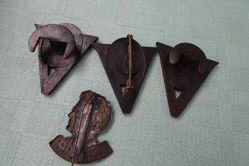 WW2  3 x Jan Smuts and 1 x Isie Smuts 22nd Des. 1944  Victory Badges (Bid for the lot)