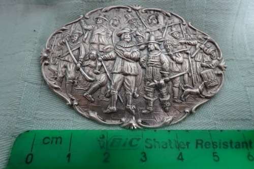 Stunning Vintage Rembrandts Night Watch Scene Pin Brooch in Good Condition