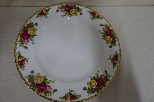Beautiful Royal Albert Bone China - Made in England - Dinner Plate(OLD Country Rose )