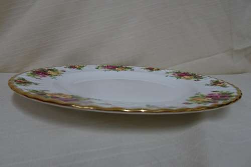 Beautiful Royal Albert Bone China - Made in England - Dinner Plate(OLD Country Rose )