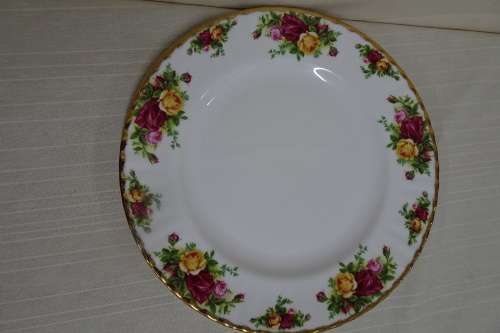 Beautiful Royal Albert Bone China - Made in England - Dinner Plate(OLD Country Rose )