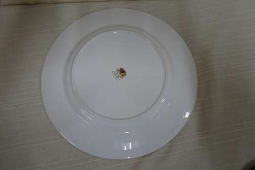 Beautiful Royal Albert Bone China - Made in England - Dinner Plate(OLD Country Rose )