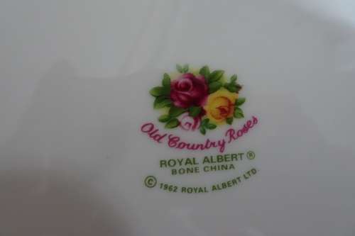 Beautiful Royal Albert Bone China - Made in England - Dinner Plate(OLD Country Rose )