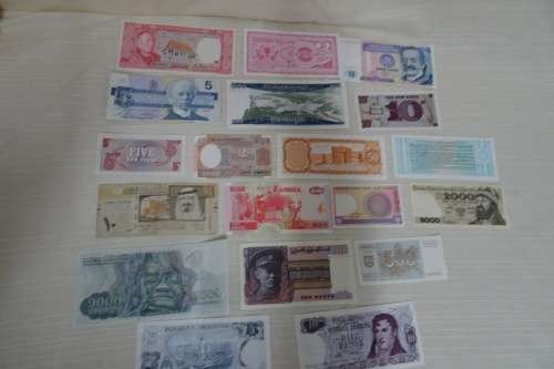 Lot of International Bank Notes in Excellent Condition