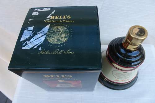 Bells Old Scotch Whisky - 750ml Christmas Decanter 1993 -Arthur Bell&Son  - Sealed and Full