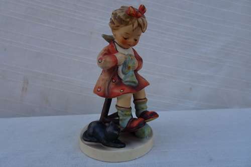 Hummel Goebel - Girl With Cat And Knitting ( W.Germany) 11Cm x 9Cm
