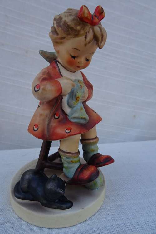 Hummel Goebel - Girl With Cat And Knitting ( W.Germany) 11Cm x 9Cm