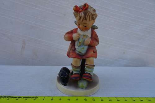 Hummel Goebel - Girl With Cat And Knitting ( W.Germany) 11Cm x 9Cm