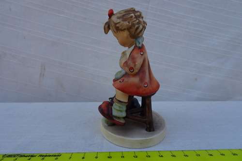 Hummel Goebel - Girl With Cat And Knitting ( W.Germany) 11Cm x 9Cm