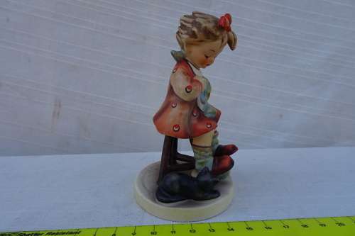 Hummel Goebel - Girl With Cat And Knitting ( W.Germany) 11Cm x 9Cm