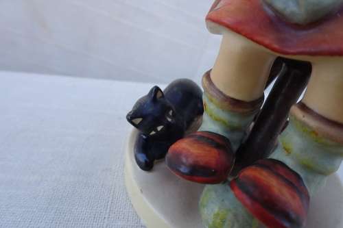 Hummel Goebel - Girl With Cat And Knitting ( W.Germany) 11Cm x 9Cm