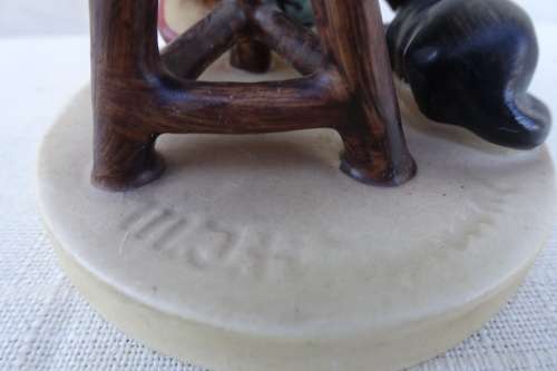 Hummel Goebel - Girl With Cat And Knitting ( W.Germany) 11Cm x 9Cm