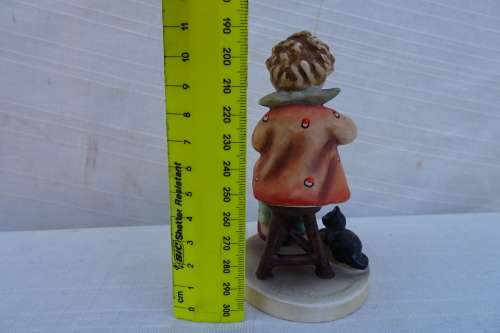 Hummel Goebel - Girl With Cat And Knitting ( W.Germany) 11Cm x 9Cm