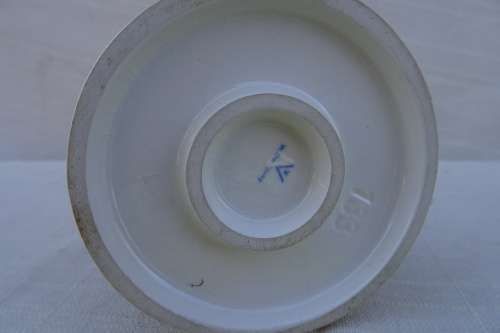 Hummel Goebel - Girl With Cat And Knitting ( W.Germany) 11Cm x 9Cm