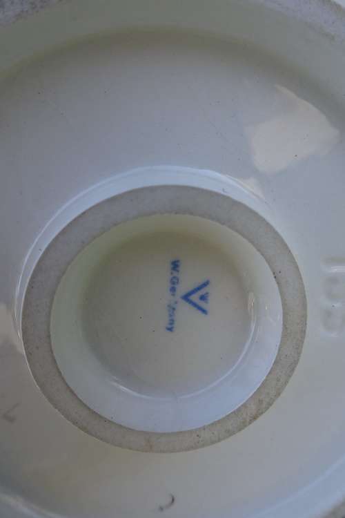 Hummel Goebel - Girl With Cat And Knitting ( W.Germany) 11Cm x 9Cm